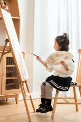 美术绘画小女孩实拍图