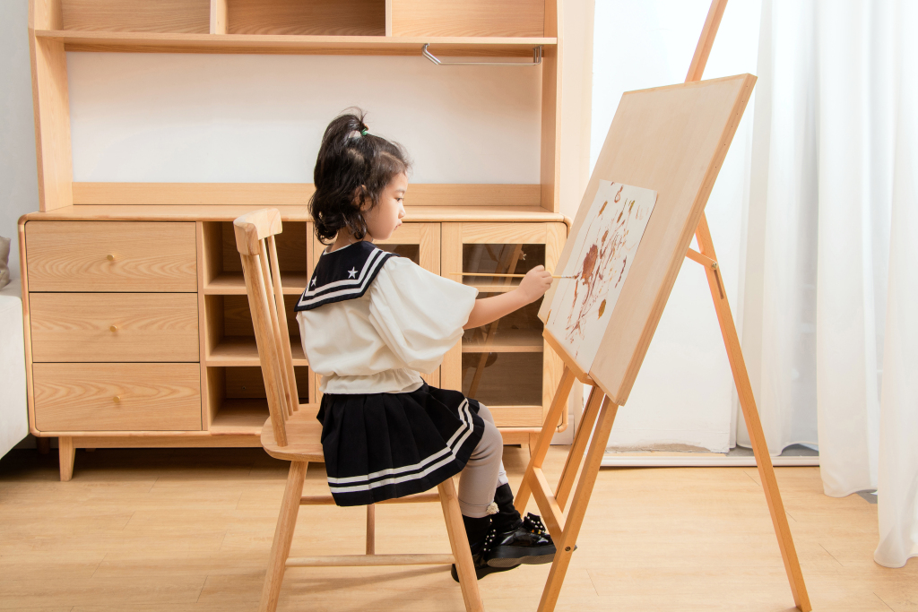 小女孩认真绘画侧面实拍图版权图片下载