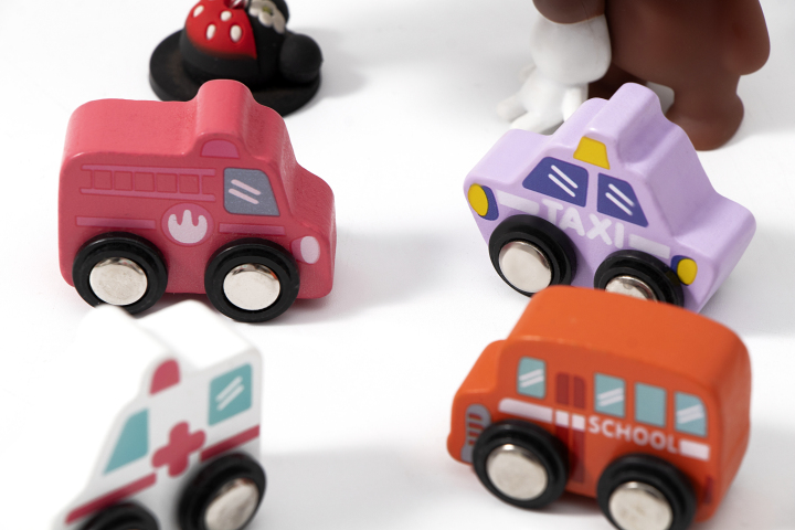 木质儿童玩具彩色积木小车高清图版权图片下载