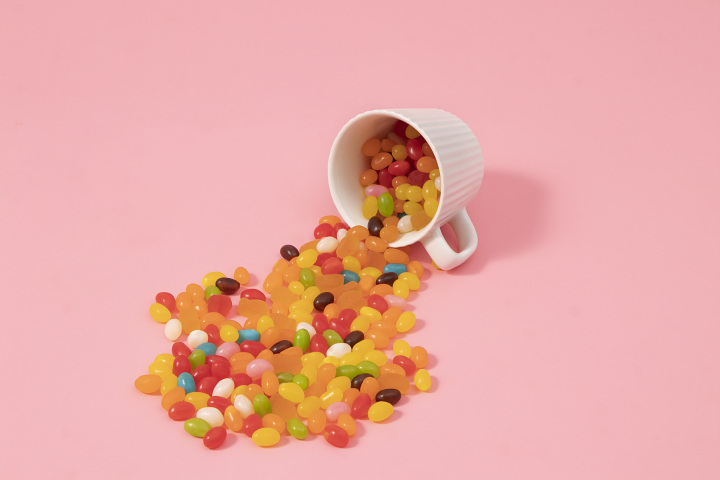 多色彩虹水果味儿童零食水杯实拍图版权图片下载