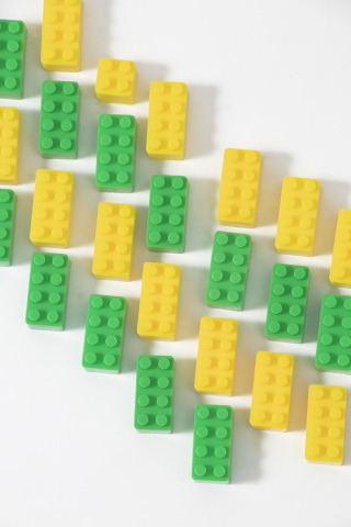 多个黄绿积木高清图