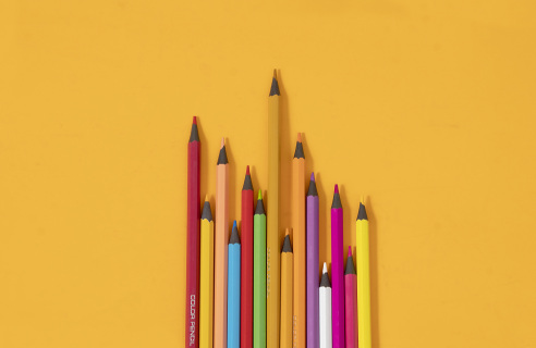 儿童彩色铅笔错落排列实拍图