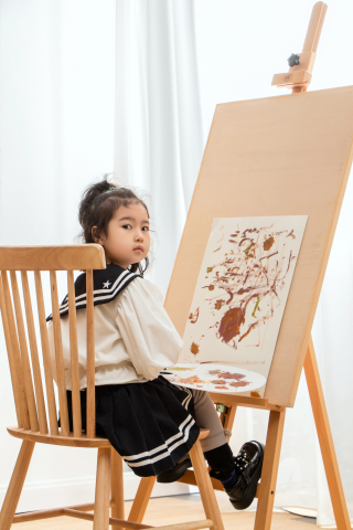 可爱小女孩绘画实拍图