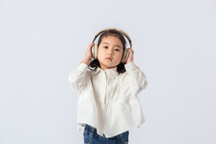 酷酷的小女孩戴耳机高清图版权图片下载
