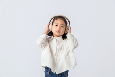 酷酷的小女孩戴耳机高清图