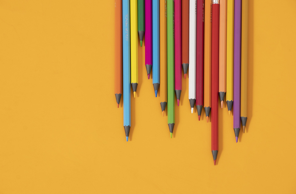 彩色铅笔学生手绘素描排列实拍图版权图片下载