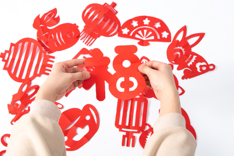 手拿精巧福字中国传统窗花新年实拍图