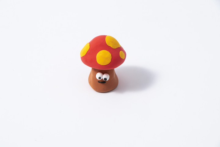 红色小蘑菇太空泥植物玩具版权图片下载