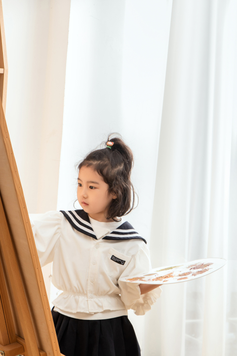 美术绘画小女孩高清图版权图片下载