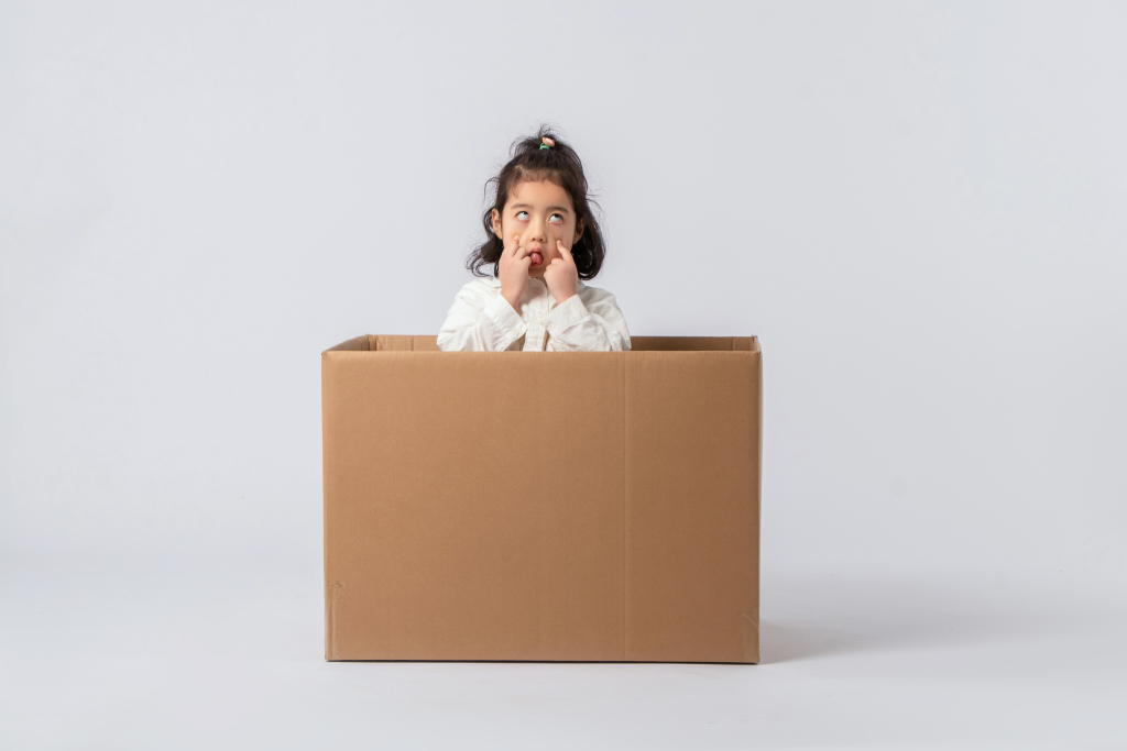 开朗女孩做鬼脸实拍图版权图片下载