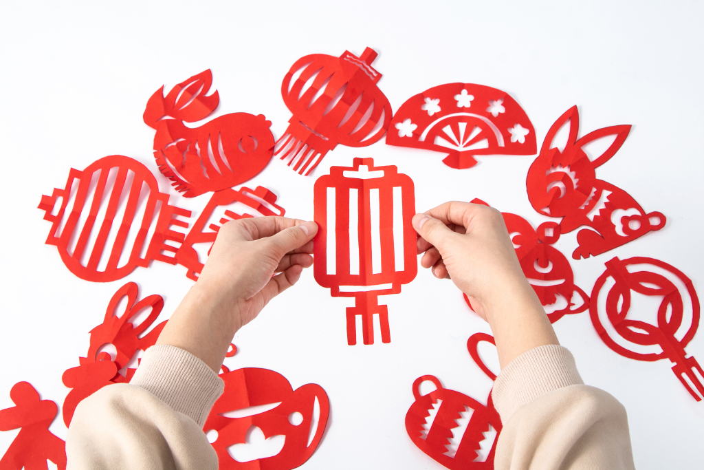 新年装饰红色剪纸灯笼图案实拍图版权图片下载