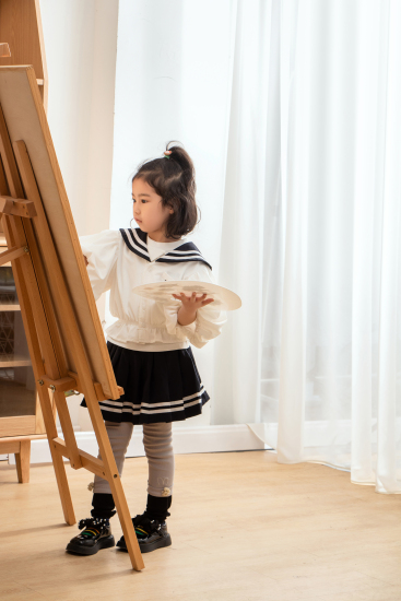 站立认真画画的小女孩高清图