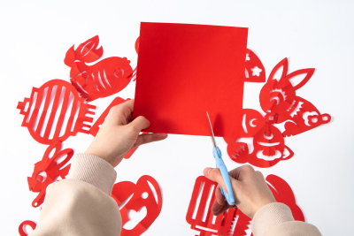 剪刀剪红色彩纸图案新年热闹实拍图