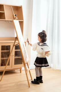 身穿海军风小裙子画画女孩图片