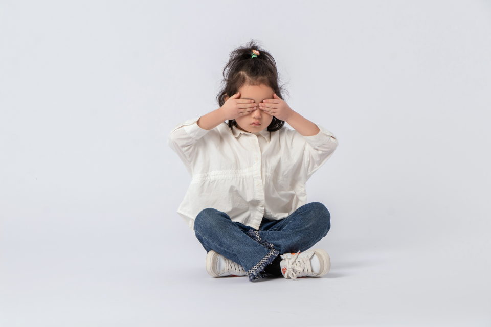 捂眼做游戏的小女生实拍图