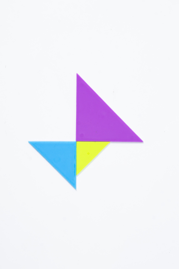 拼成蝴蝶结的三角板高清图