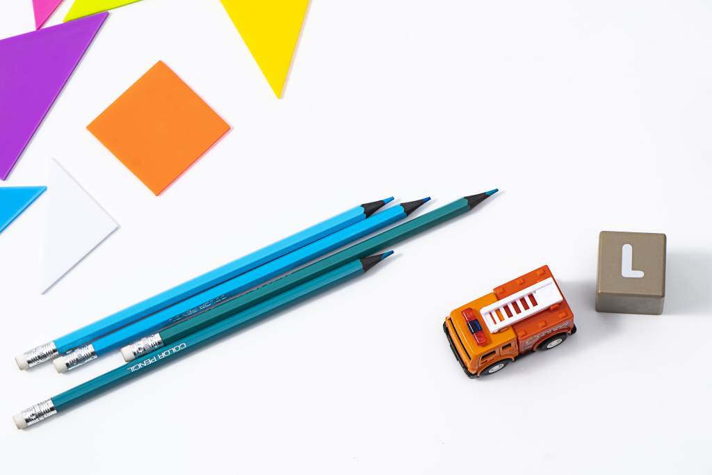 小学儿童益智玩具拼图积木实拍图版权图片下载