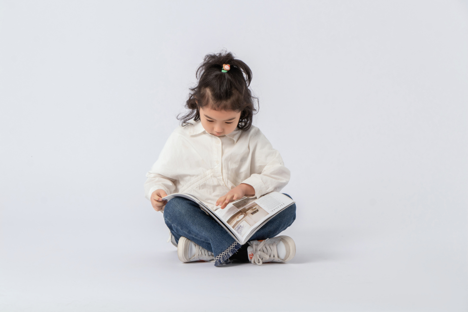 翻看杂志的小模特高清图