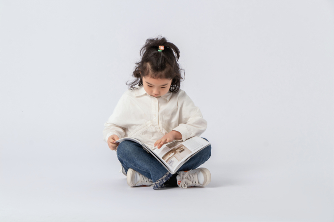 翻看杂志的小模特高清图