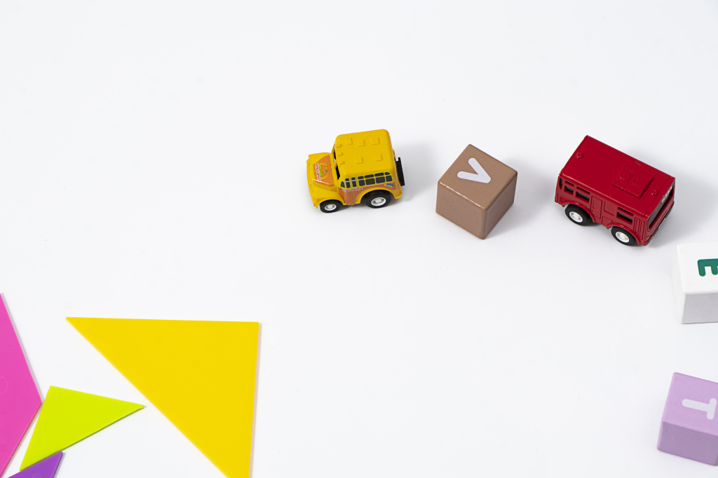 早教益智玩具小学生实拍图版权图片下载