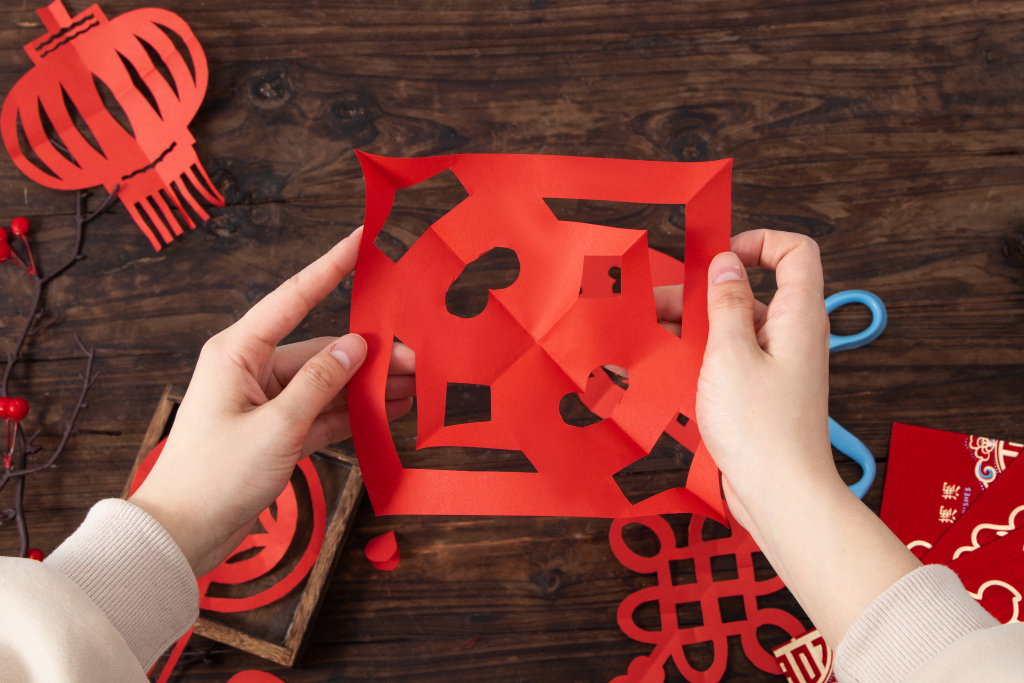 剪纸手工展开实拍图版权图片下载