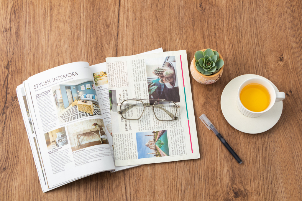 盆栽绿植杂志文具高清图版权图片下载