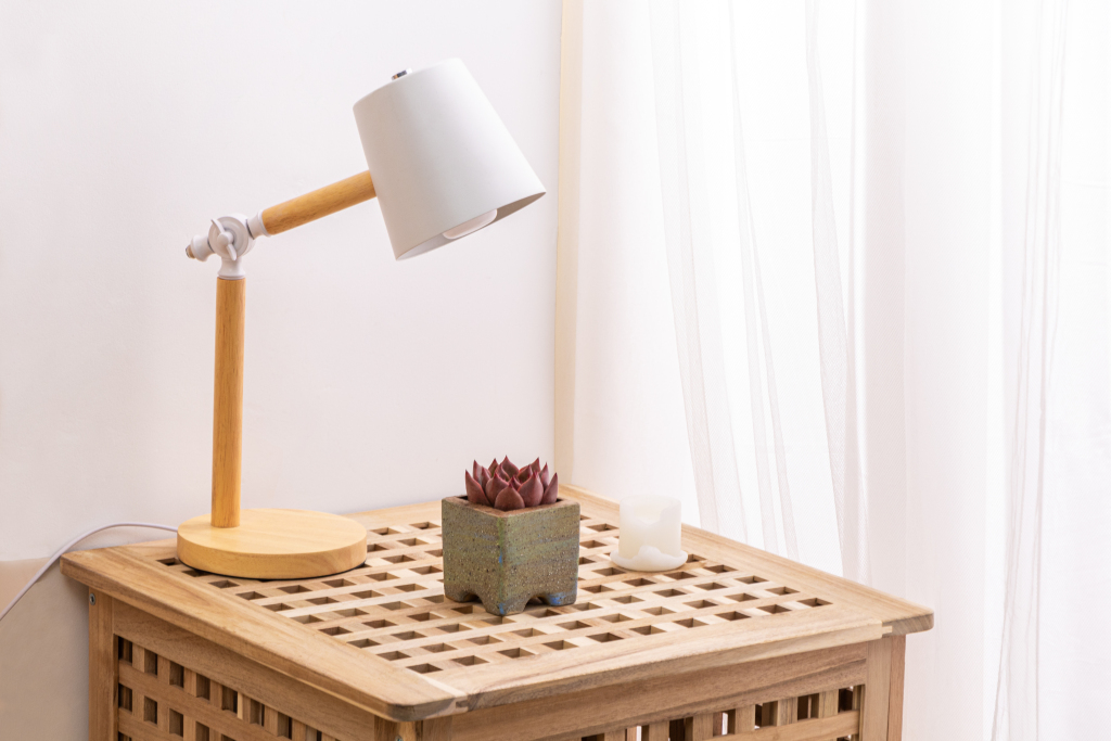 竹编置物台红色多肉实拍图版权图片下载