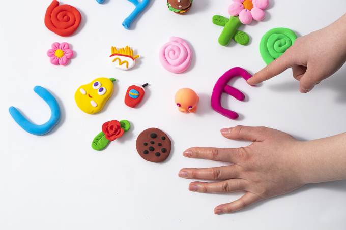 各色太空泥字母玩具图片