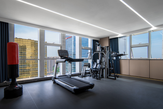 公司健身房跑步机实拍图