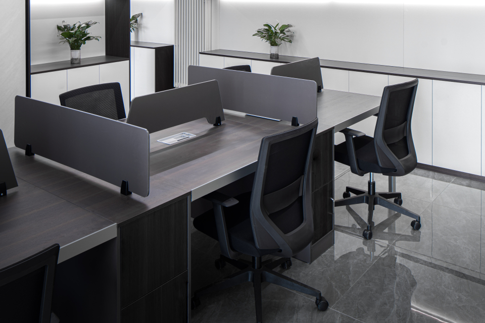 俯拍灰色办公桌近景高清图