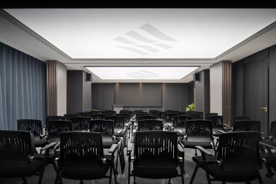 大型会议室黑色座椅实拍图