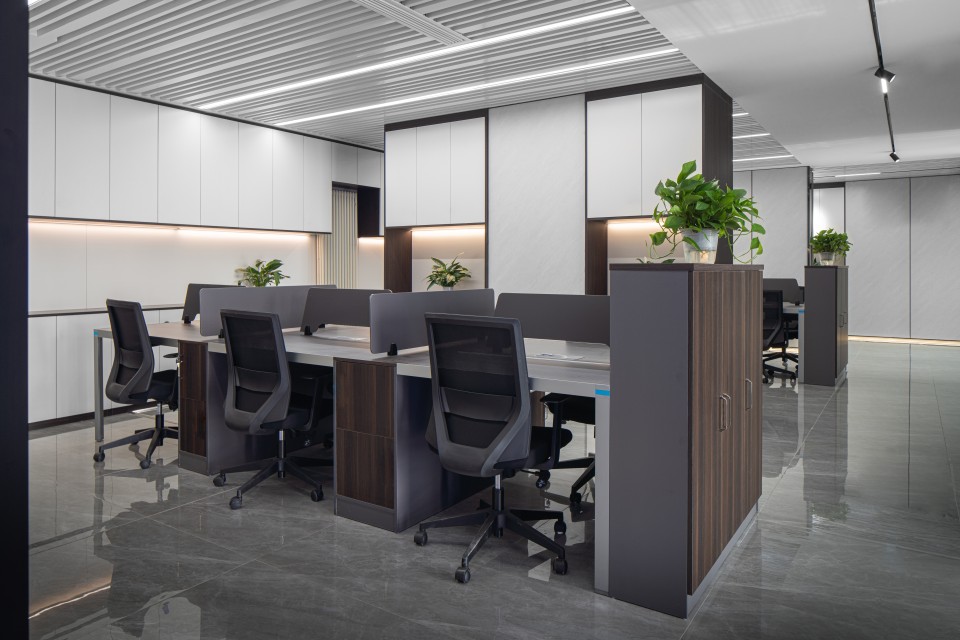 商务办公室一组办公桌实拍图