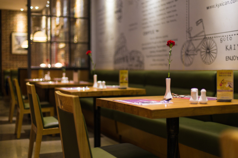 浪漫西餐厅两人用餐区高清图