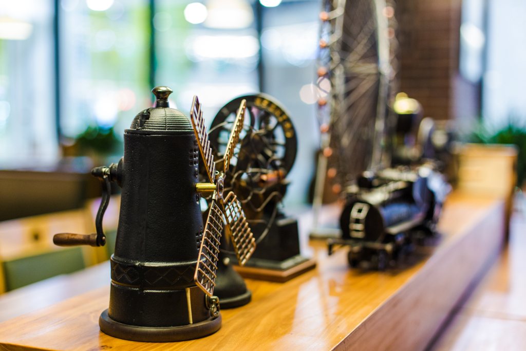 咖啡厅精致摆件实拍图版权图片下载