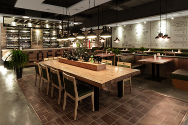 餐厅原木风装饰长桌高清图
