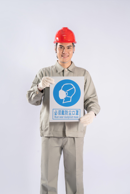 戴安全帽职业工人实拍图