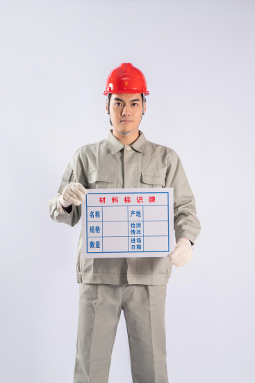 手拿指示牌工人实拍图