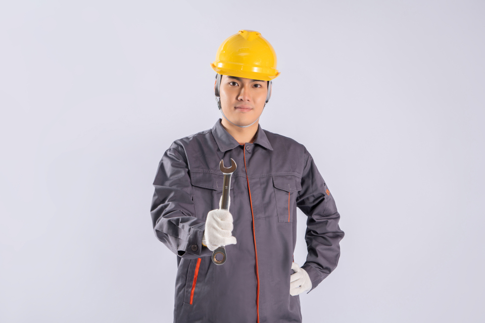 装修工人手拿扳手工作实拍图