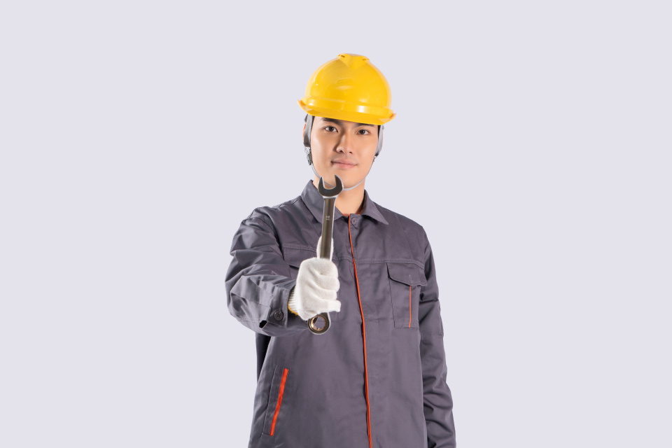 劳动工人手举五金工具实拍图