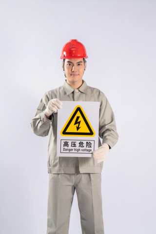 建筑工人手拿指示牌高清图