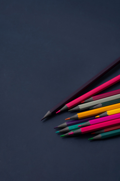 彩色铅笔堆放在一起实拍图