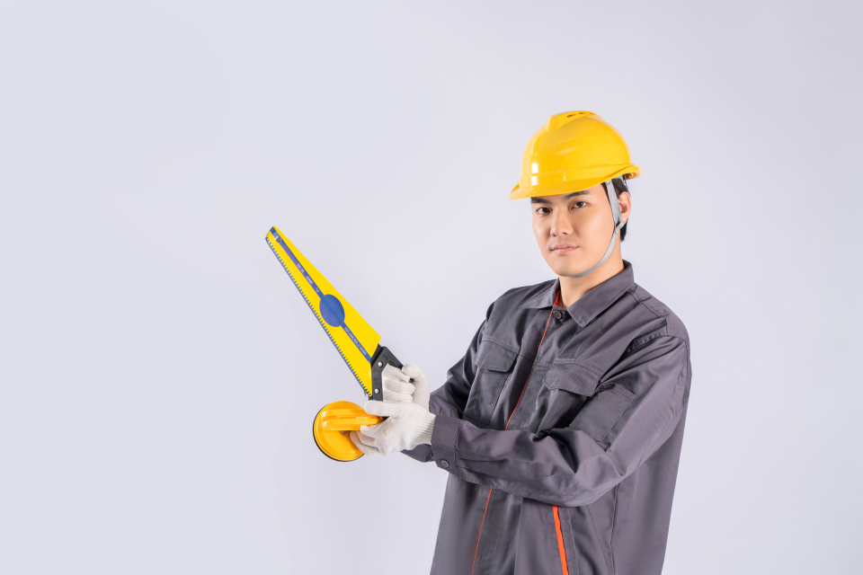 工人手拿五金工具侧身实拍图