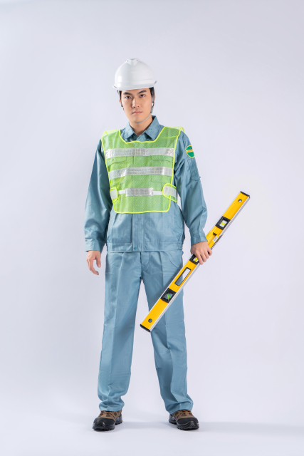 男性工人着装实拍图