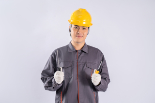 职业工人手拿螺丝刀实拍图