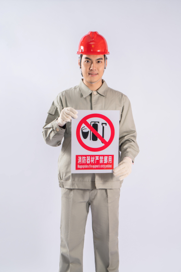 手拿红色标识牌工人实拍图