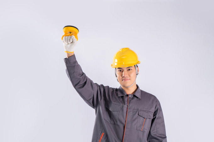 职业装工人手拿吊顶吸盘实拍图