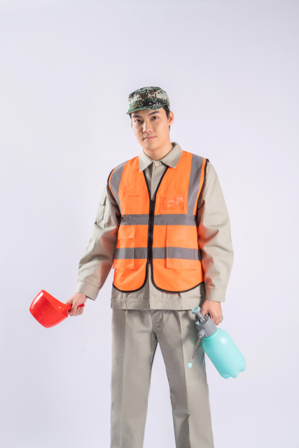 环卫工人清洁浇花实拍图