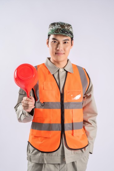 手拿水瓢工具环卫工人实拍图