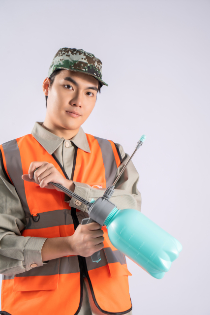 男性环卫工人消毒工作实拍图