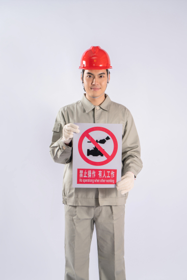 敬业年轻工人实拍图